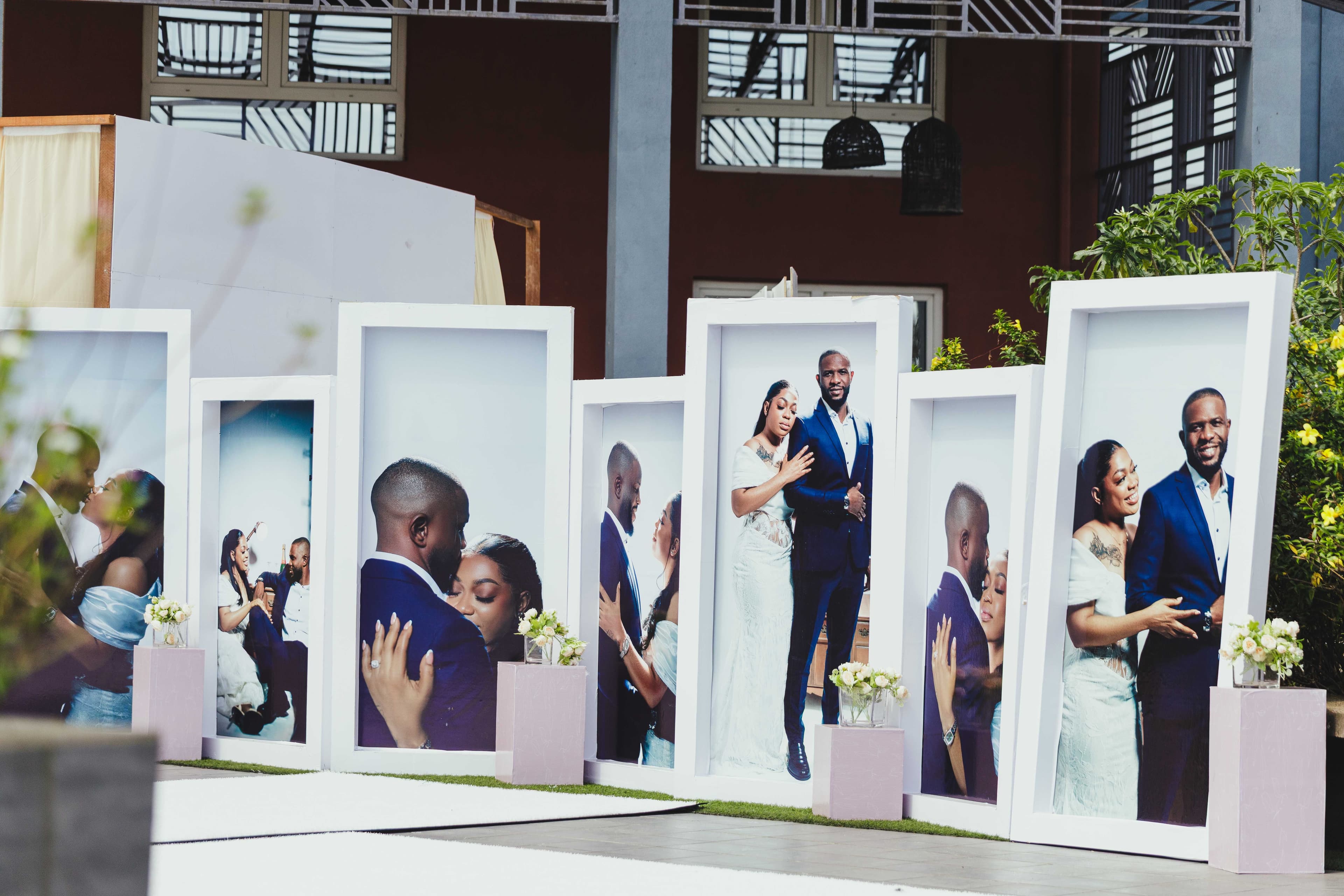 Grands portraits encadrés du couple exposés en extérieur lors d'une réception de mariage