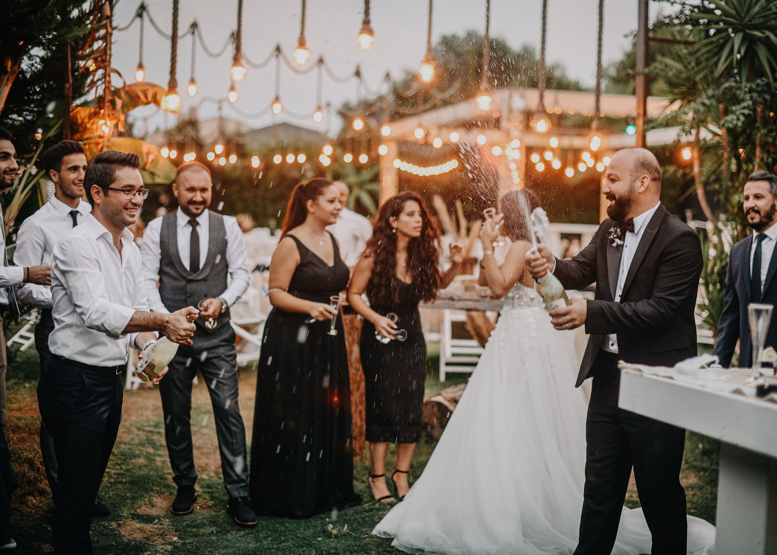 Invitati che si scattano un selfie con la sposa usando un bastone da selfie